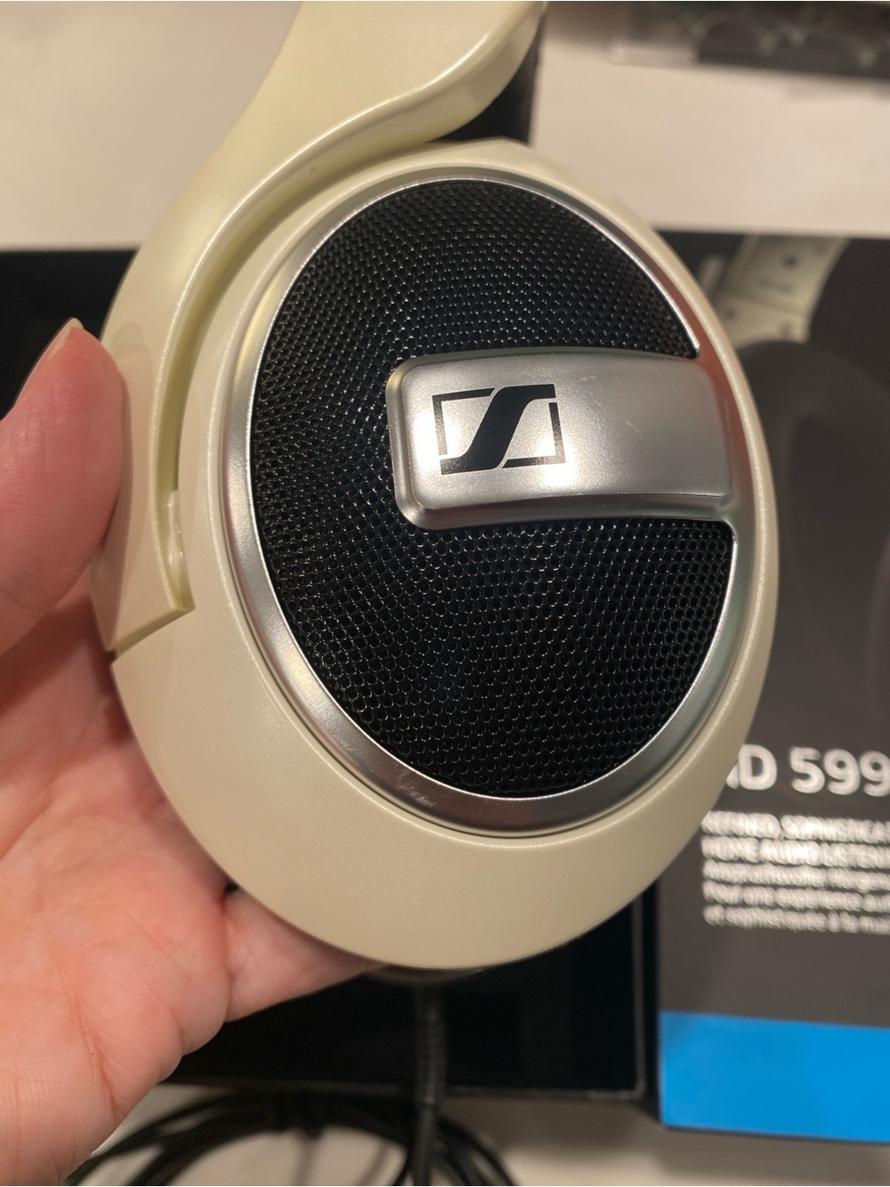 Sennheiser HD 599 Over-Ear Headphones in White and Brown - Picture 6 of 9